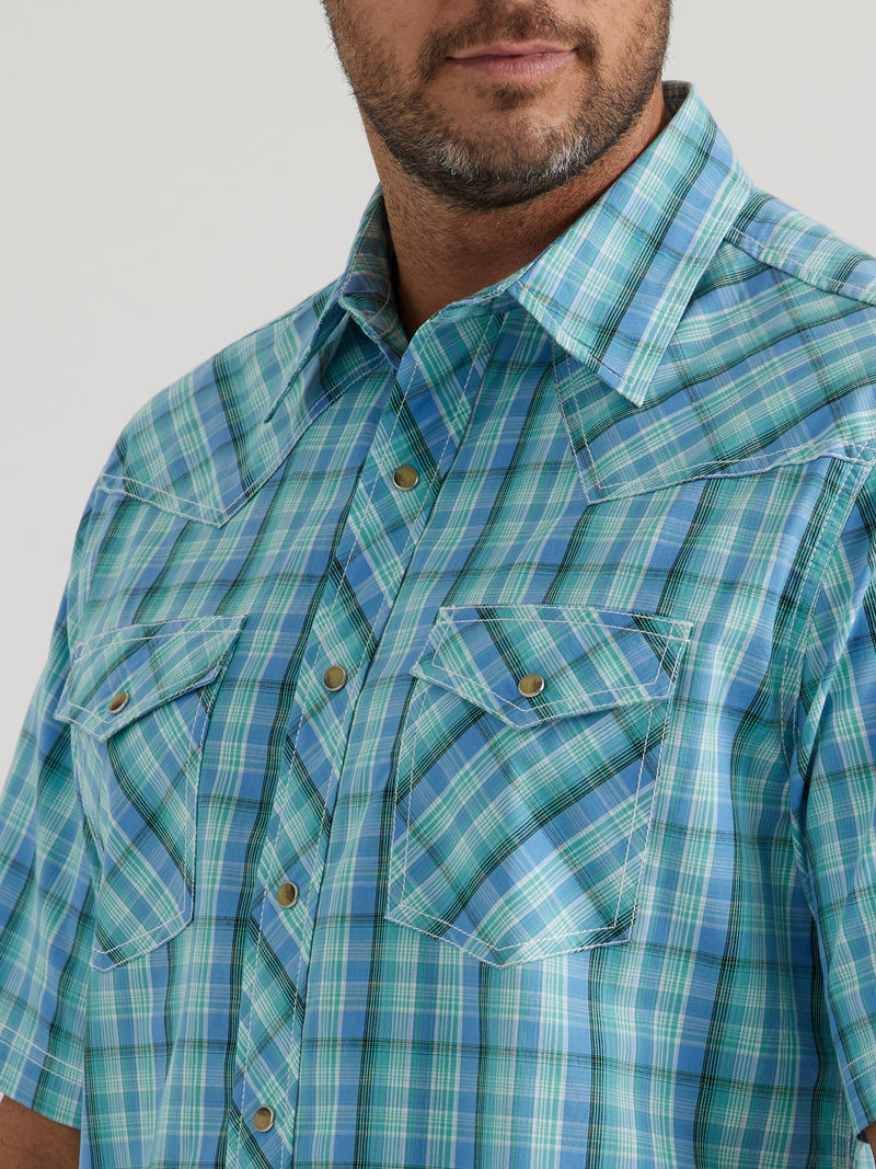 Load image into Gallery viewer, 112344691 - Men&#39;s Wrangler® 20X® Competition Advanced Comfort Short Sleeve Western Snap Two Pocket Plaid Shirt In Green Blue Sea
