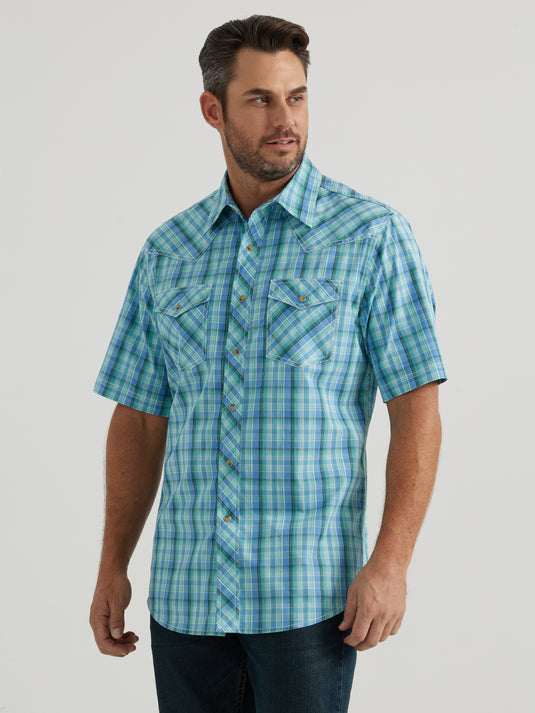 112344691 - Men's Wrangler® 20X® Competition Advanced Comfort Short Sleeve Western Snap Two Pocket Plaid Shirt In Green Blue Sea