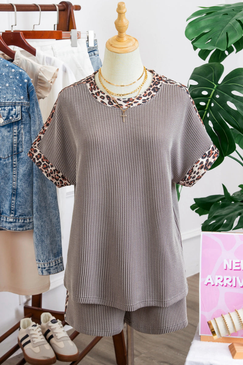 Load image into Gallery viewer, DLLS599 - Ladies Light Grey Leopard Trim Twist Ribbed Short Set
