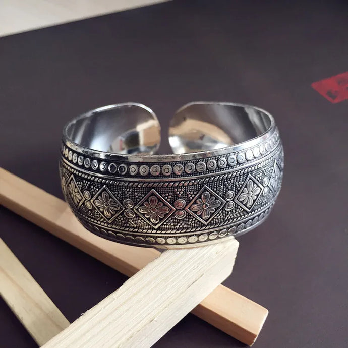 NIHBC74 - Silver Alloy Bangle Bracelet With Square Flower Engraving