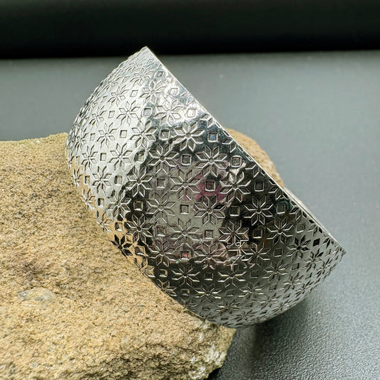 NIHBC67 - Silver Alloy Bangle Bracelet With Snowflakes Engraving