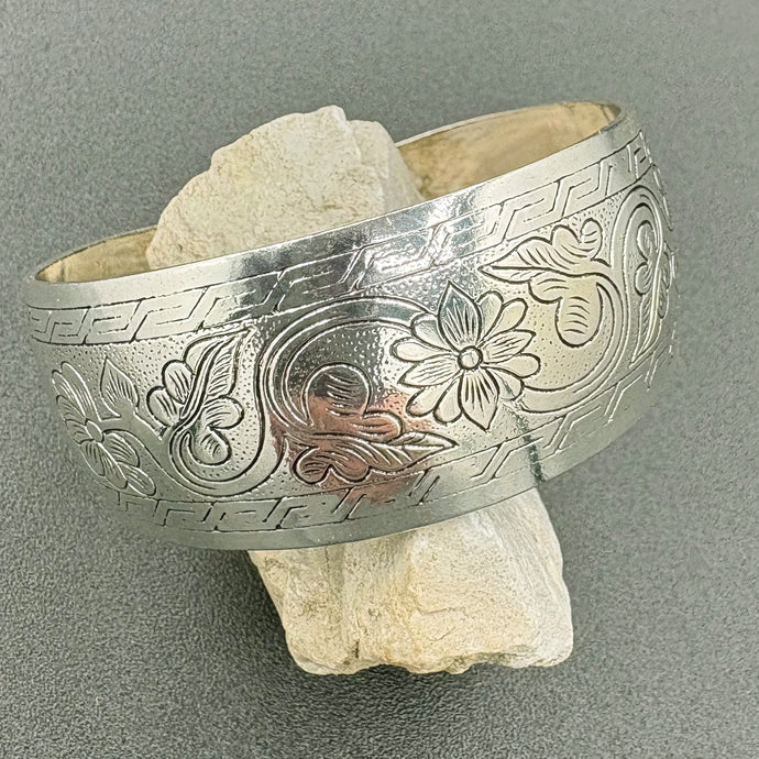 NIHBC68 - Silver Alloy Bangle Bracelet With Floral Engraving