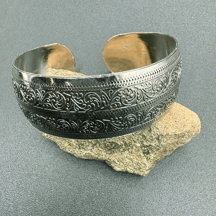 NIHBC70 - Silver Alloy Bangle Bracelet With Engraving