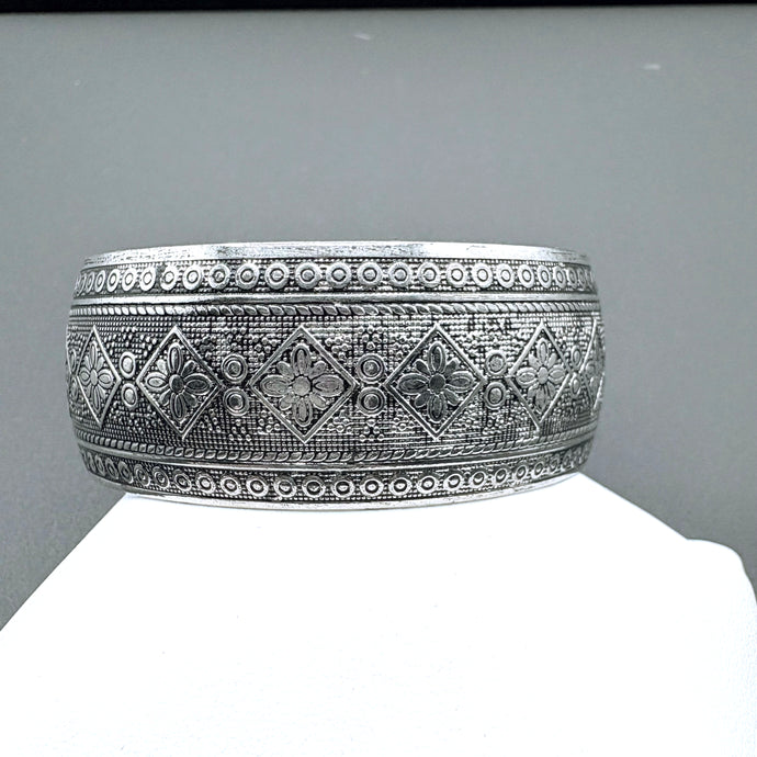 NIHBC74 - Silver Alloy Bangle Bracelet With Square Flower Engraving