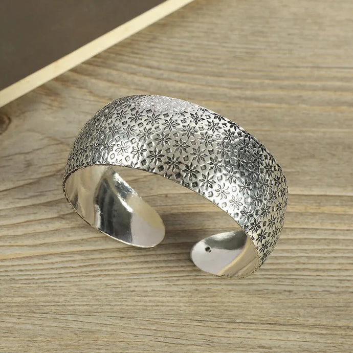 NIHBC67 - Silver Alloy Bangle Bracelet With Snowflakes Engraving
