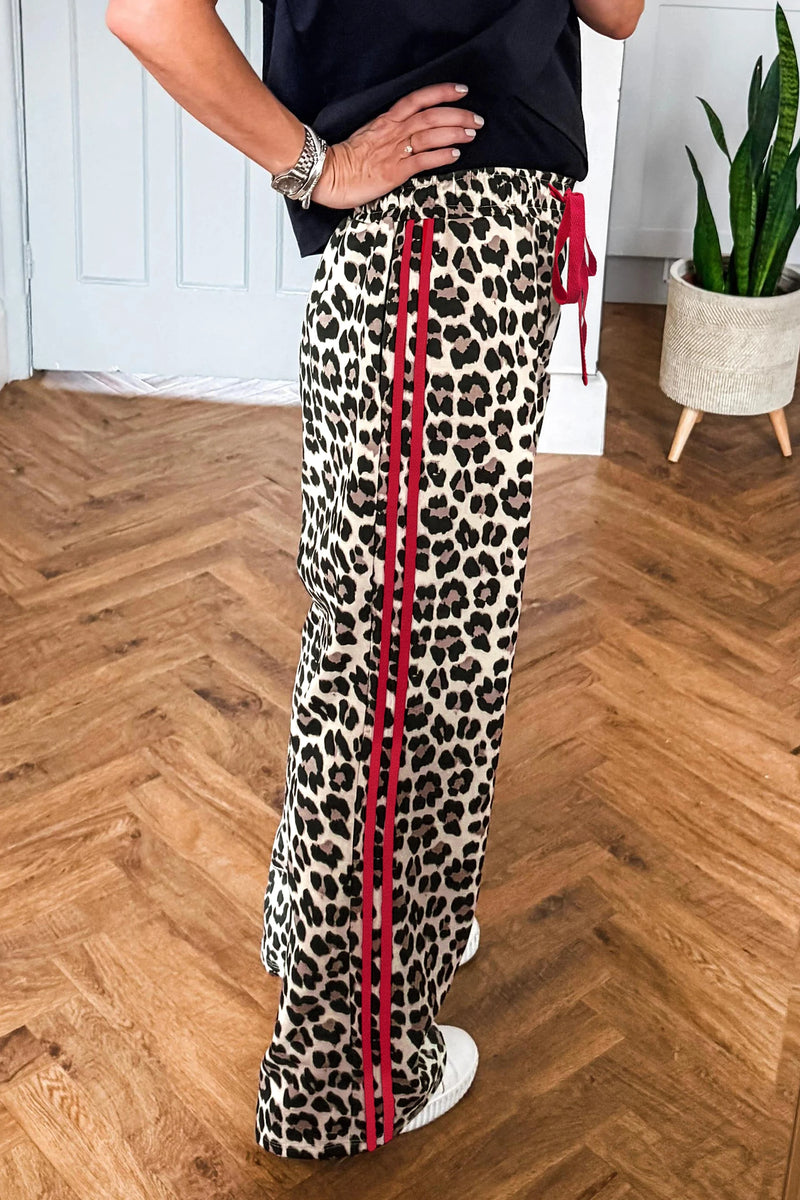Load image into Gallery viewer, DLLS766 - Ladies Red Contrast Detail Tie Waist Leopard Print Casual Pants
