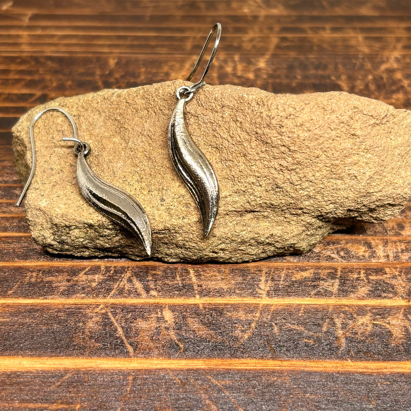 Load image into Gallery viewer, TMER54 - Feather Drop Earrings
